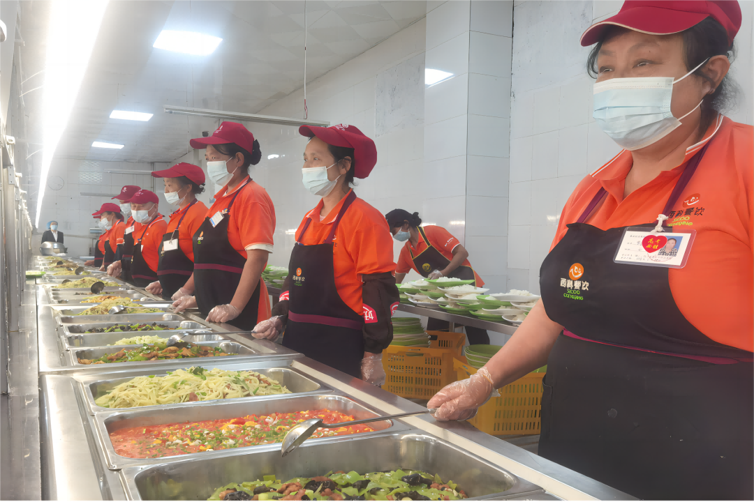 营养三餐 温馨陪同—— 亿万先生mr餐饮集团中学项目部全力以赴包管新学期营养餐供应事情